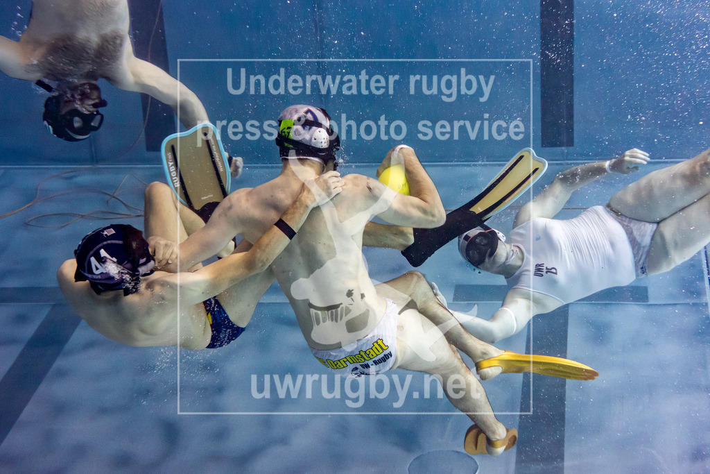 Deutsche Meisterschaft 2024 in Unterwasser-Rugby | Vorrundenspiel: TSV Malsch in blau gegen den DUC Darmstadt in weiß. - Realisiert mit Pictrs.com