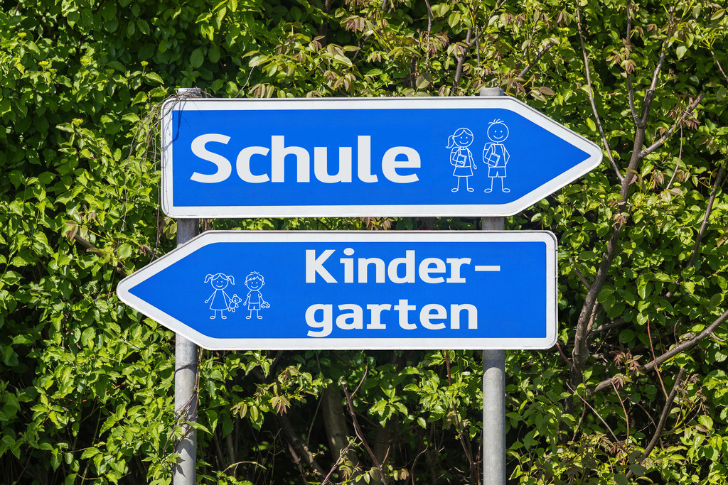 Schule Kindergarten Bild | (Fotomontage) Pfeilwegweiser zur Autobahn mit Text SCHULE und KINDERGARTEN - Realisiert mit Pictrs.com