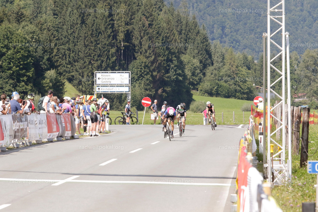 1038_20230817_Bewerb_Maenner_Muehlanger | AUT - OESTERREICH, 2023-08-16: SPORT RENNRAD-FAHREN - 55. INTERNATIONALER RADWELTPOKAL IN ST. JOHANN IN TIROL  - Vintage-Radrennen mit WM-Bronze-Medaillen-Siegerin Christina Schweinberger, den Teilnehmer und Alexander Baumann (vom Orginastions-Team) - TAG 2 BEWERB MAENNER IN SECHS GRUPPEN  ; Foto: Roland Muehlanger