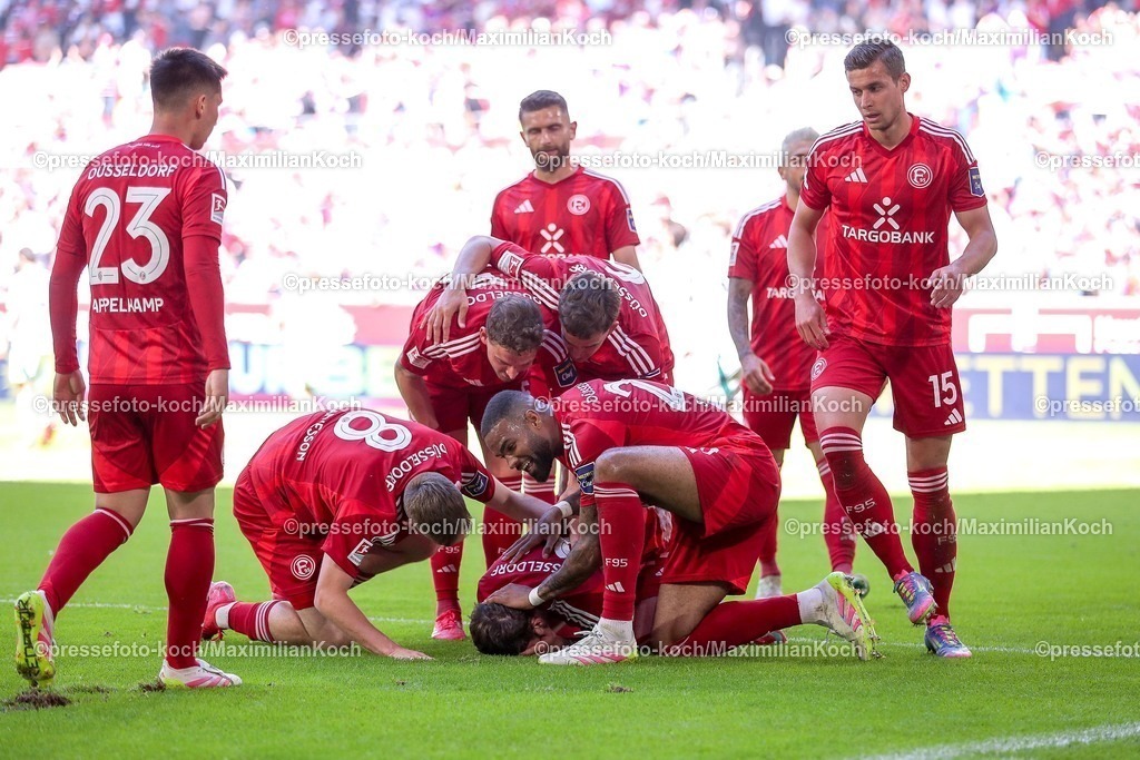 F9510052501042 | 10.05.2025, Fußball, Fortuna Düsseldorf - FC Schalke 04, 2. Fußball Bundesliga, Merkur Spiel-Arena, Saison 2024 2025: Torjubel nach dem Tor zum 1:0 durch Torschütze Dawid Kownacki (Fortuna Duesseldorf #24) DFB regulations prohibit any use of photographs as image sequences and or quasi-video.