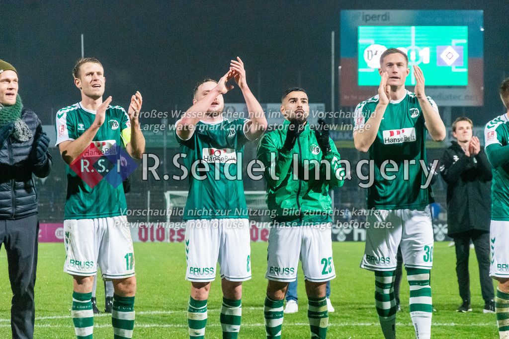 Fußball, Saison 2022/23, Regionalliga Nord, VfB Lübeck - Hamburger SV II, Stadion an der Lohmühle (Lübeck), 25.11.2022, 20. Spieltag | Tommy Grupe (#17, Lübeck, Teamkapitän), Florian Egerer (#8, Lübeck), Tarik Gözüsirin (#25, Lübeck) und Jannik Löhden (#30, Lübeck) feiern vor der Fankurve den 2:1 Sieg gegen den HSV.