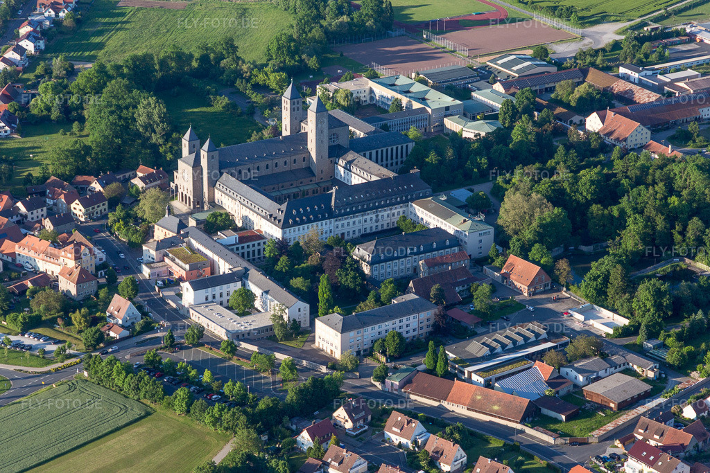 Luftbild: Gebäudekomplex des Klosters Abtei Münsterschwarzach am Main im Ortsteil Stadtschwarzach in Schwarzach im Bundesland Bayern in Deutschland. – Foto: IMG_100360.jpg vom 27.05.2017 durch Werner Riehm/FLY-FOTO.de – Auflösung des Originals: 5472 x 3648 px