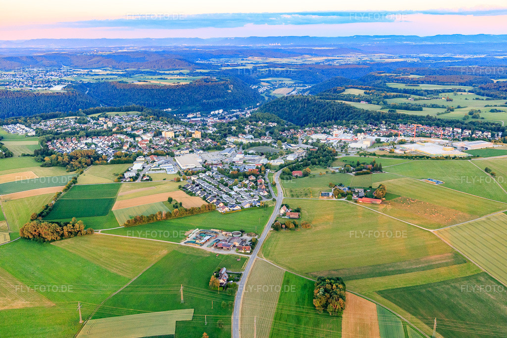 Luftbild: Ortsansicht aus Nordosten im Ortsteil Lindenhof in Oberndorf im Bundesland Baden-Württemberg in Deutschland. Foto: IMG_149121.jpg vom 28.06.2025 durch Werner Riehm/FLY-FOTO.de