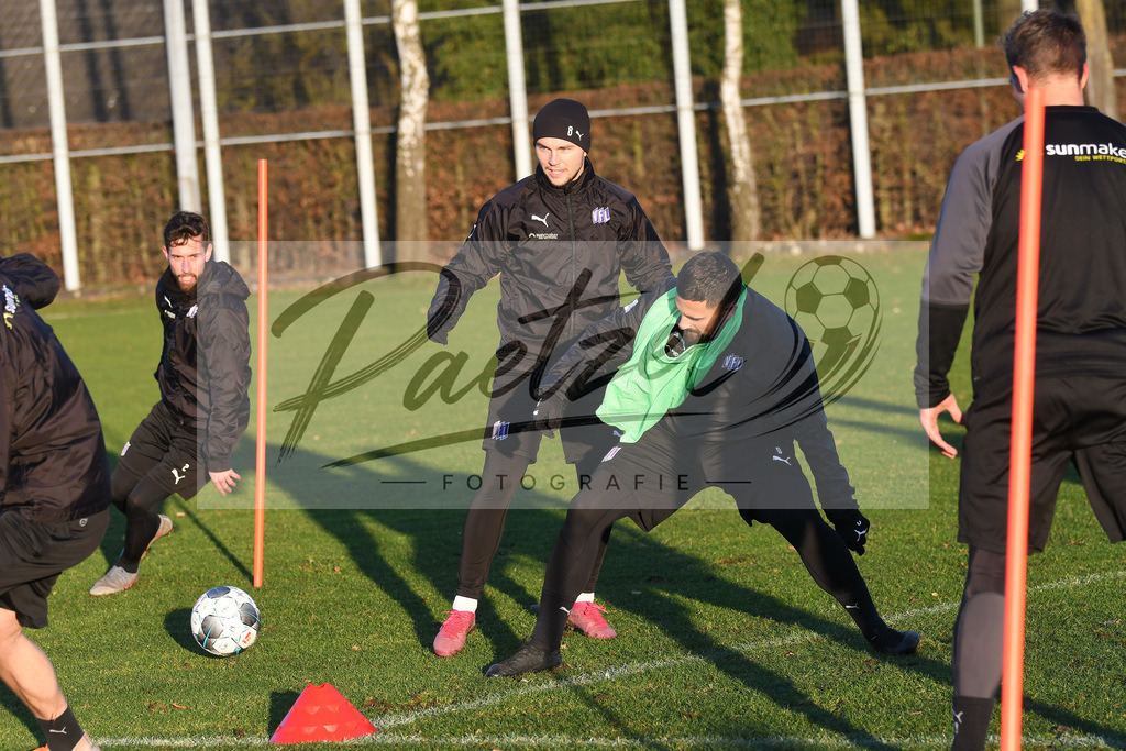 20200121_TRAOSN_0049 | Fußball, Herren: David Blacha (VfL Osnabrück) und Marcos Alvarez (VfL Osnabrück) im Zweikampf beim Training des VfL Osnabrück am 21.01.2020 im Sportpark Illoshöhe in Osnabrück, Deutschland.(Foto von Nico Paetzel) - Realisiert mit Pictrs.com