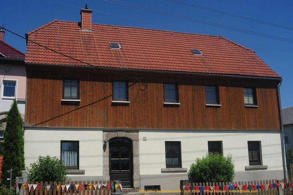 Geißmannsdorf-2026-Ortsbilder-351 | Geißmannsdorf bei Bischofswerda im Sommer 2026. Ein fotografischer Streifzug durch das Dorf Geißmannsdorf, mit Gebäuden, Straßen, Strohpuppen und geschmückten Vorgärten und Grundstücken anlässlich der 800-Jahr-Feier von Geißmannsdorf im Juni 2026 - Realisiert mit Pictrs.com