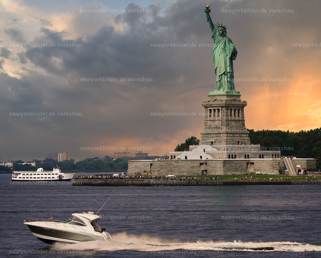 Lady Liberty vom Wasser  | Ein magischer Moment auf dem Wasser: Lady Liberty im Gegenlicht der Sonne, die sich hinter der Statue versteckt und goldene Strahlen durch die Wolken schickt, während ein Schnellboot vorbeizieht. Ein Bild voller Dynamik und Symbolkraft – New York in seiner schönsten Form