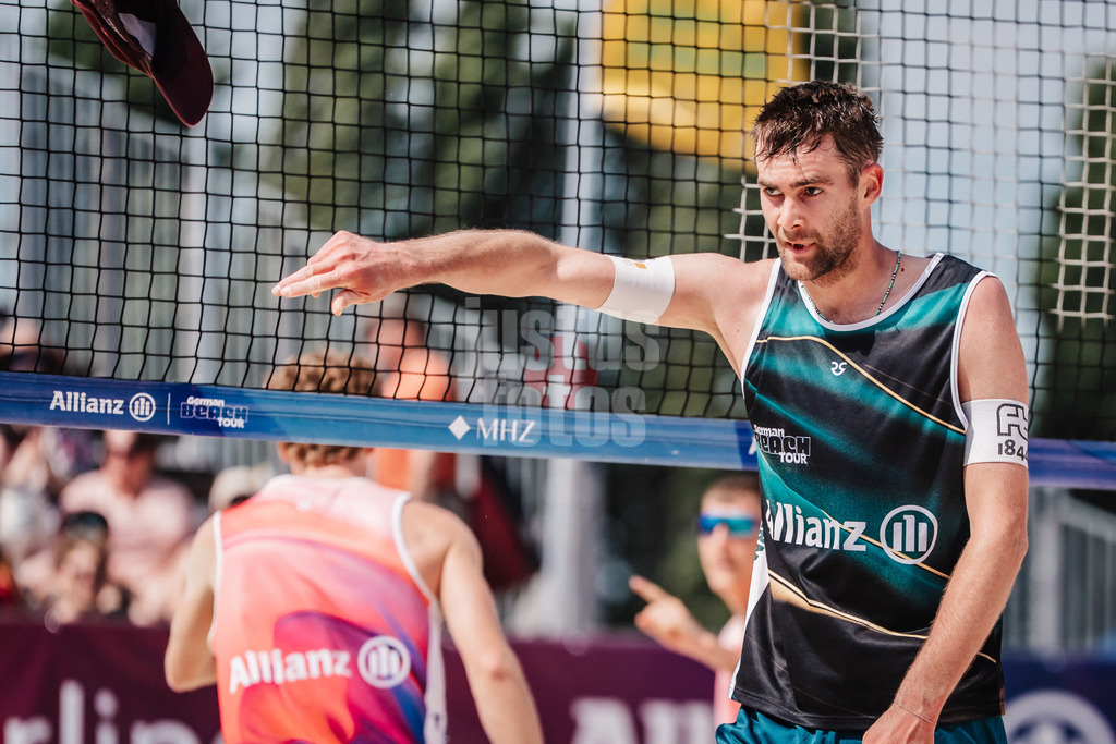 Beachvolleyball | Männer | Allianz German Beach Tour 2025 | Tourstop Bremen | 14.06.2025 | Manuel Harms wirft seine Mütze weg