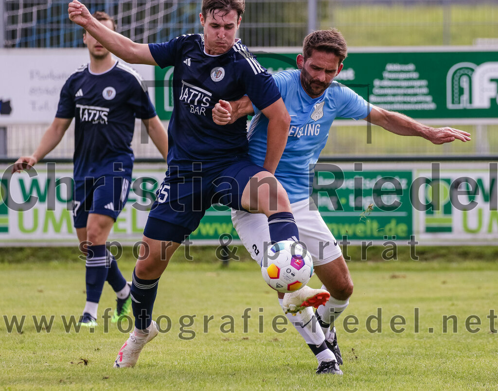 2023-08-26_126_FC_Langengeisling_gegen_TuS_Raubling | Erding, Deutschland, 26.08.2023:
Fußball, Bezirksliga Oberbayern Ost 2023 / 2024, 6. Spieltag, FC Langengeisling gegen TuS Raubling, Endergebnis: 2:0

Valentin Schoeffel (TuS Raubling, #15), Lucas Seeholzer (FC Langengeisling, #2)

Foto: Christian Riedel / fotografie-riedel.net