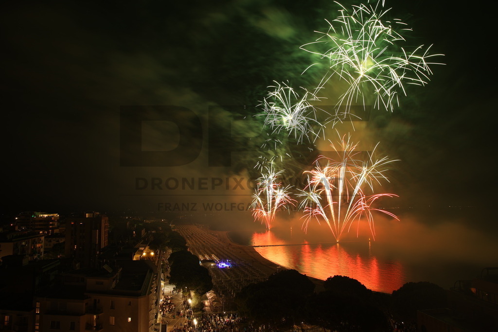 Ferragosto Fireworks in Grado, Italy | GRADO, ITALY, 15.AUG.26 - FIREWORKS - Ferragosto fireworks over the Adriatic Sea in Grado, Italy. Colorful fireworks light up the night sky above the beach, coastline and waterfront during the traditional summer celebration. - Realisiert mit Pictrs.com