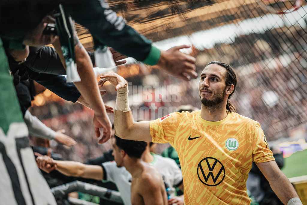 Fußball | Männer | Saison 2024/2025  | Fußball-Bundesliga | 8. Spieltag | FC St. Pauli vs. VfL Wolfsburg | 26.10.2024 | Kamil Grabara (#1, VfL Wolfsburg) beim Anklatschen mit den Fans