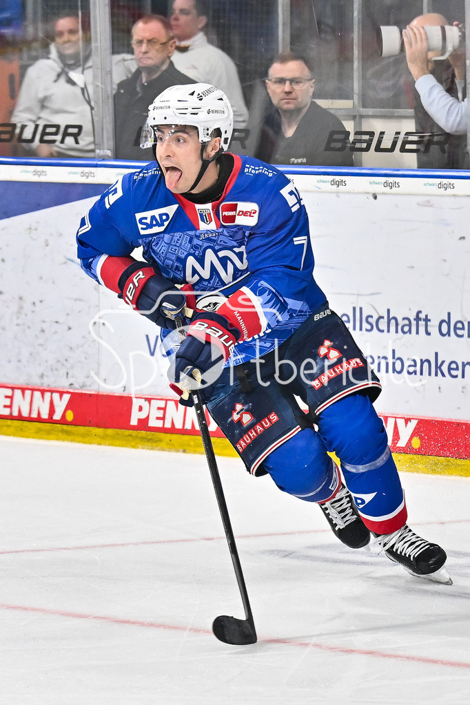 Adler Mannheim - Augsburger Panther | MANNHEIM, DEUTSCHLAND - 25. FEBRUAR: am Puck John GILMOUR (Adler Mannheim 7) / Einzelfoto / Freisteller während dem Match zwischen den Adler Mannheim und den Augsburger Panthern am 45. Spieltag der Penny DEL in der SAP Arena