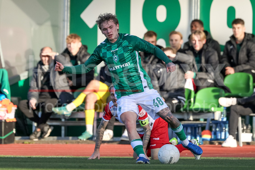 Fussball, Regionalliga Nord, SV Werder Bremen II - VfB Lübeck | v.li.: Isak Hansen-Aaroen (Aaröen, SV Werder Bremen II, 48) am Ball, Einzelbild, Ganzkörper, Aktion, Action, Spielszene
