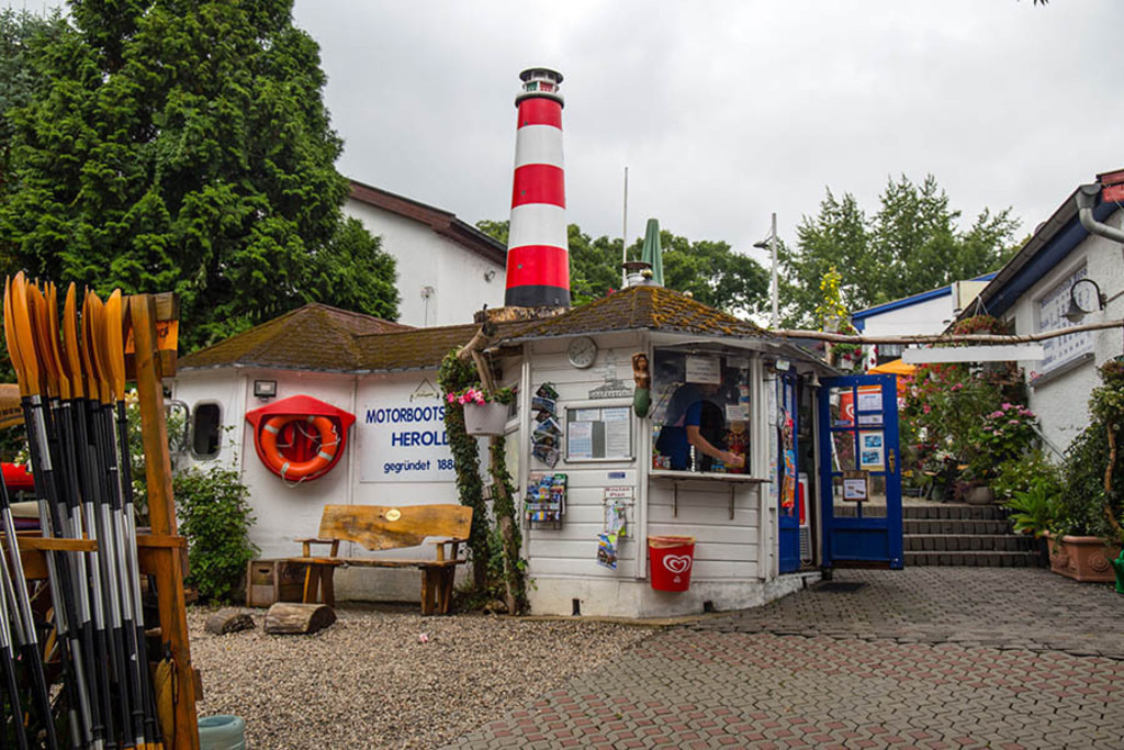 Bootsverleih Herold und Bootshop Herold | Entdecke über 20 Kategorien Leipzig-Motive: Foto-Downloads, hochwertige Poster, Leinwand- & Fine-Art-Prints. Jetzt Lieblingsfoto im Bildlexikon Leipzig Shop bestellen!