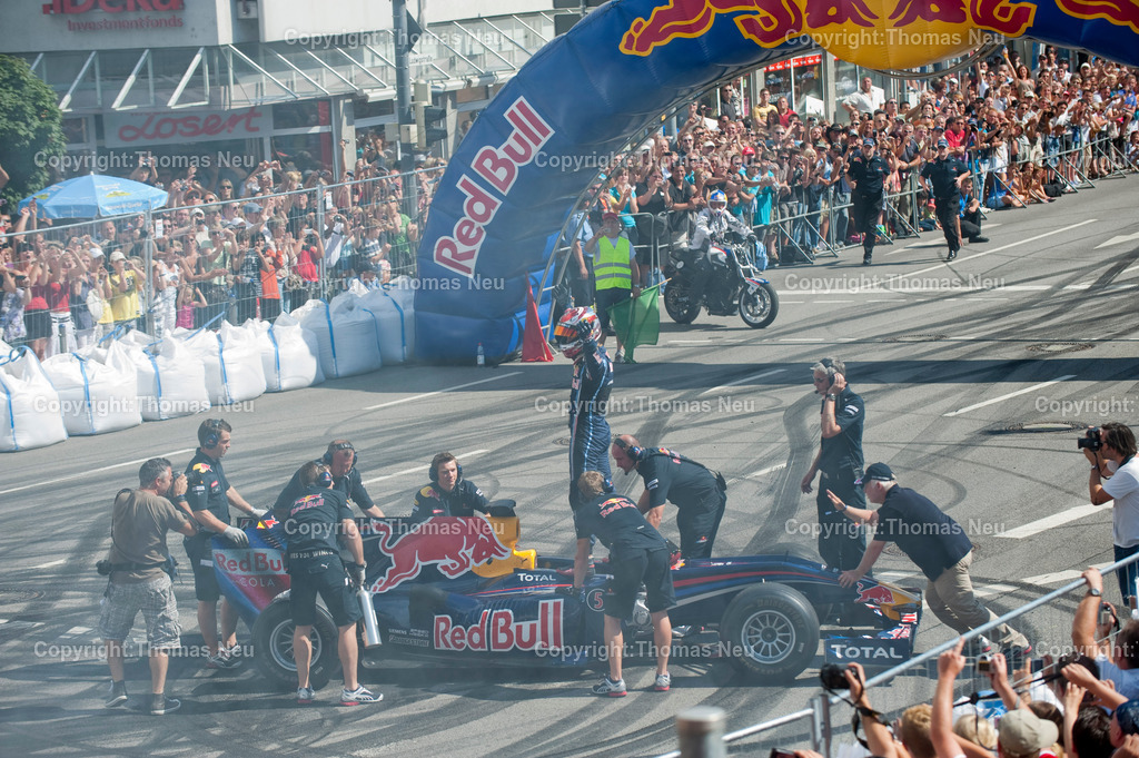 _DSC7343 | Sebastian Vettel beim spektakulären „Home Run“ in Heppenheim: Der Formel-1-Weltmeister fährt im Red-Bull-Rennwagen über die zur Rennstrecke umfunktionierte B3 in seiner Heimatstadt. Tausende Fans feiern ihren Lokalhelden.