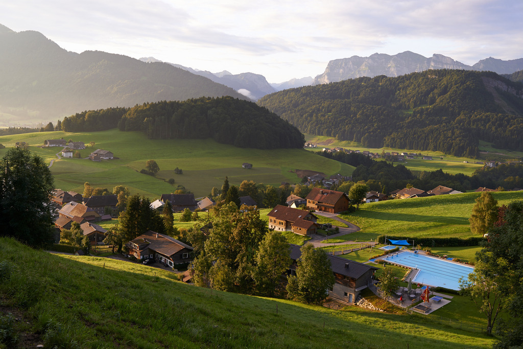 Schwimmbad im Morgenlicht | Schwarzenberg, Austria - August 08, 2014: Schwimmbad im Morgenlicht. - Realisiert mit Pictrs.com