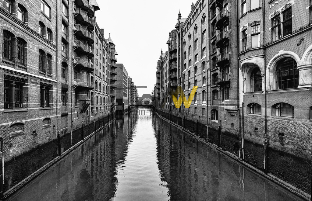 Eine Wasserstraße in der Speicherstadt Hamburg-schwarz weiß | Die bekannte Speicherstadt in Hamburg in schwarz weiß. - Realisiert mit Pictrs.com