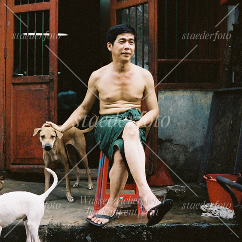 Mann_mit_Hunden | Der Fotograf für Portraitfotografie aus Berlin | staederfoto.de - Realisiert mit Pictrs.com