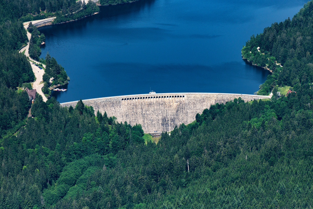 dr__0067278.jpg | FORBACH 17.06.2021 Schwarzenbach Talsperre - Staudamm und Uferbereiche am Stausee Schwarzenbach-Talsperre in Forbach im Bundesland Baden-Württemberg, Deutschland. // Dam and shore areas at the lake Schwarzenbach-Talsperre in Forbach in the state Baden-Wurttemberg, Germany. Foto: Daniel Reiter