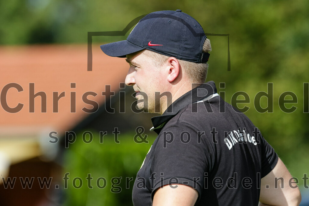 2023-09-17_071_DJK_Ottenhofen_gegen_FC_Finsing_II | Ottenhofen, Deutschland, 17.09.2023:
Fußball, Kreisklasse 2023 / 2024, 7. Spieltag, DJK Ottenhofen gegen FC Finsing II, Endergebnis: 3:0

Trainer Benjamin Settles (DJK Ottenhofen)

Foto: Christian Riedel / fotografie-riedel.net