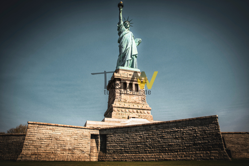 Lady Liberty --- Freiheitsstatue auf Liberty Island----USA  | Die abgebildete Statue ist die Freiheitsstatue (englisch: Statue of Liberty), ein weltberühmtes Symbol für Freiheit und Demokratie. Hier sind einige wesentliche Details:Sie befindet sich auf Liberty Island im Hafen von New York City. Die Statue war ein Geschenk des französischen Volkes an die Vereinigten Staaten, um die Freundschaft zwischen beiden Nationen zu symbolisieren, und wurde 1886 eingeweiht. Offiziell trägt sie den Namen „Liberty Enlightening the World“ (Die Freiheit, die die Welt erleuchtet). Die Gesamthöhe, einschließlich des Sockels, beträgt fast 93 Meter.  - Realisiert mit Pictrs.com