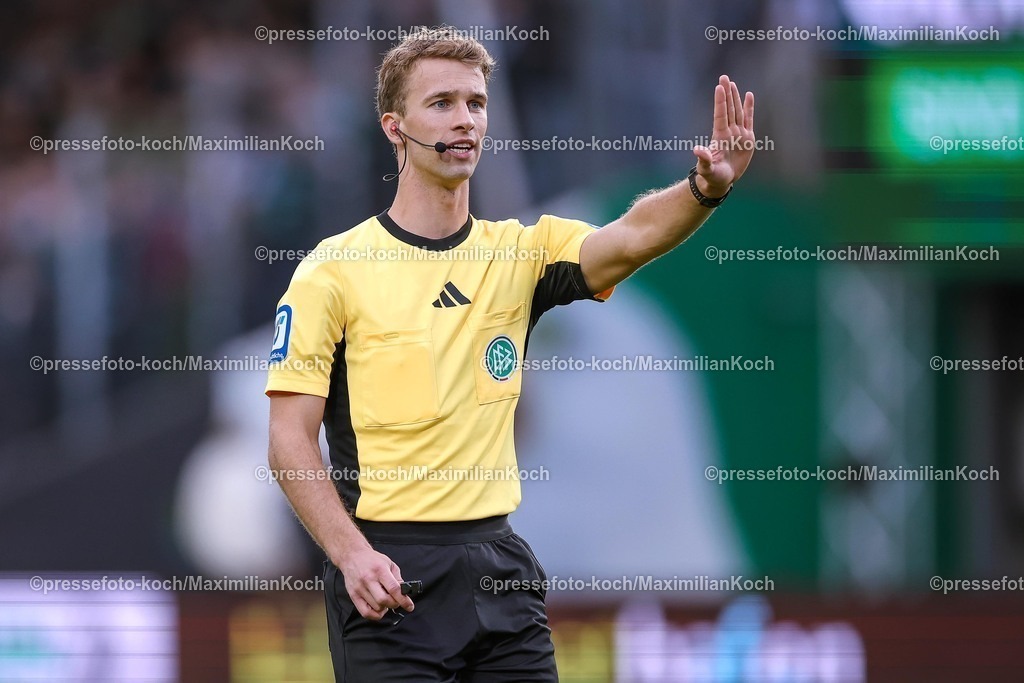 PRM22082501101 | 22.08.2025, Fußball, Preußen Münster - 1. FC Nürnberg, 2. Fußball Bundesliga,  Preußenstadion, Saison 2025 2026: Schiedsrichter Jarno Wienefeld  Gestik Gestikulierend DFB regulations prohibit any use of photographs as image sequences and or quasi-video.