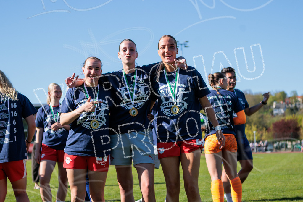 Gipfeltreffen der Frauen: Finale um den Sachsenlotto Landespokal 2026 | Am 1. Mai 2026 trafen im Endspiel des Sachsenlotto Landespokals die Frauen des Chemnitzer FC und die zweite Mannschaft von RasenBallsport Leipzig aufeinander. Vor stimmungsvoller Kulisse kämpften beide Teams ab 15:00 Uhr um die begehrte Trophäe des sächsischen Fußballs. Diese Galerie zeigt die Highlights, packende Zweikämpfe und die emotionalsten Momente des Finaltags. - Realisiert mit Pictrs.com