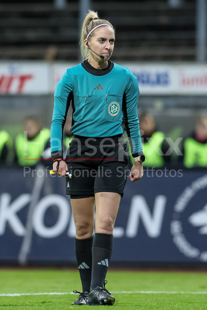 Fussball, DFB-Pokal Frauen, SC Fortuna Köln - SV Werder Bremen | v.li.: Schiedsrichterin Julia Boike, DIE DFB-RICHTLINIEN UNTERSAGEN JEGLICHE NUTZUNG VON FOTOS ALS SEQUENZBILDER UND/ODER VIDEOÄHNLICHE FOTOSTRECKEN. DFB REGULATIONS PROHIBIT ANY USE OF PHOTOGRAPHS AS IMAGE SEQUENCES AND/OR QUASI-VIDEO.