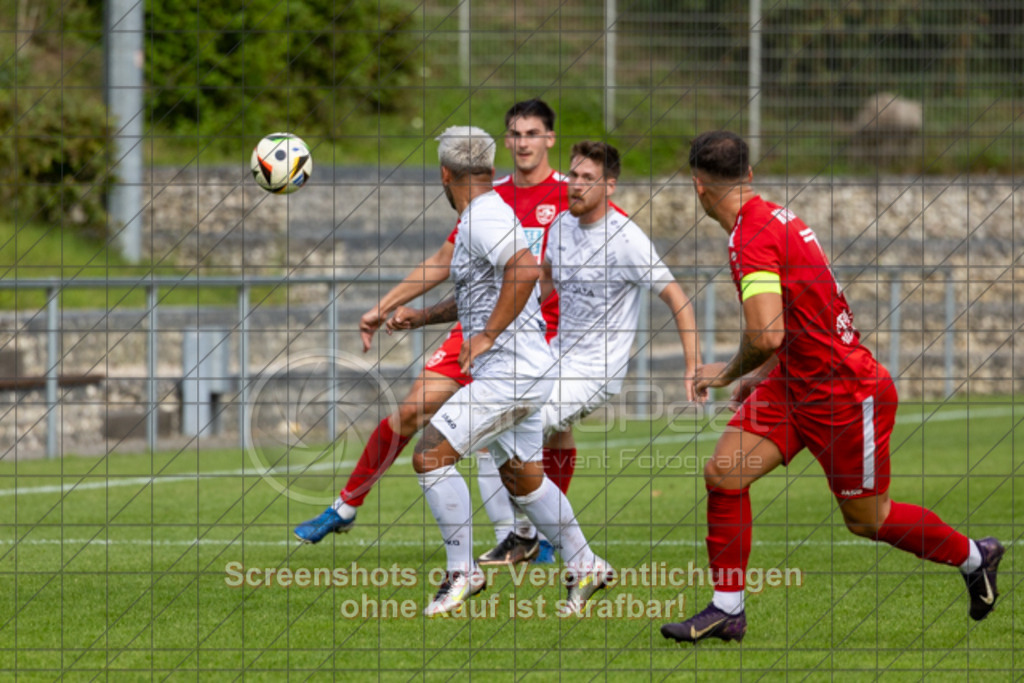 20250831_153334_0569 | #,TSG Salach (weiß) vs. SV Ebersbach (rot), Fußball, Bezirksliga - Bezirk Neckar/Fils, 02. Spieltag, Saison 2025/2026, Rasensportplatz, Staufenecker Straße, 73084 Salach, 31.08.2025 - 15:00 Uhr,Foto: PhotoPeet-Sportfotografie/Peter Harich