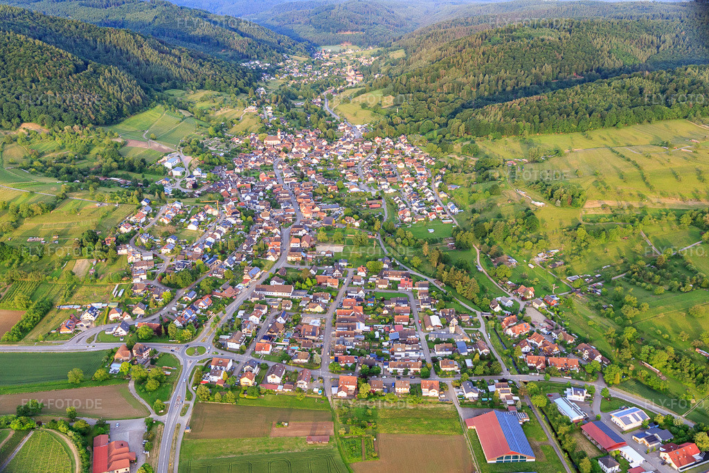 Luftbild: Dorfansicht im Ettenbachtal von Westen im Ortsteil Münchweier in Ettenheim im Bundesland Baden-Württemberg in Deutschland. Foto: IMG_147483.jpg vom 29.05.2025 durch Werner Riehm/FLY-FOTO.de