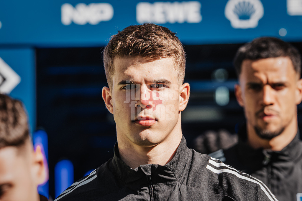 Fußball | Männer | Saison 2025/2026 | 1. Fußball-Bundesliga | 28. Spieltag | Hamburger SV vs. FC Augsburg | 04.04.2026 | Luka Vuskovic (#44, HSV) läuft in die Arena ein