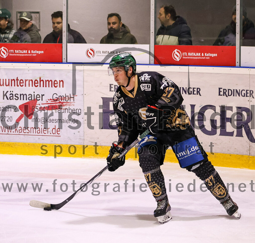 2024-02-23_115_TSV_Erding_gegen_ERSC_Amberg | Erding, Deutschland, 23.02.2024:
Eishockey, Bayernliga Playoffs 2023 / 2024, 3. Spieltag, TSV Erding gegen ERSC Amberg, Endergebnis: 2:3 n. V.

Thomas Matheson (Erding Gladiators, #37)

Foto: Christian Riedel / fotografie-riedel.net