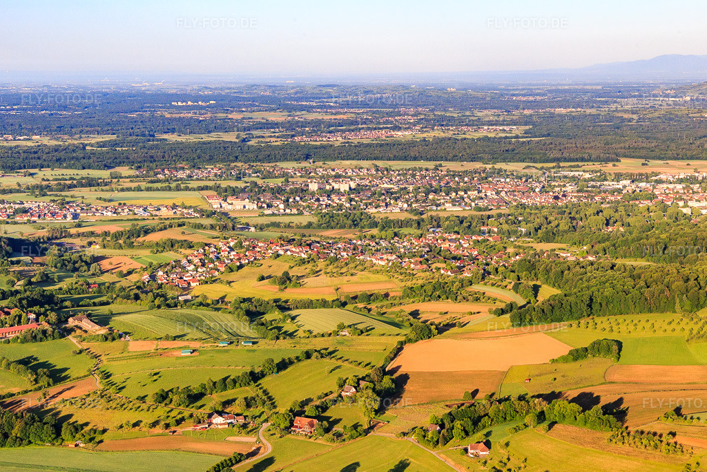 Luftbild: Ortsansicht aus Nordosten im Ortsteil Windenreute in Emmendingen im Bundesland Baden-Württemberg in Deutschland. Foto: IMG_147541.jpg vom 30.05.2025 durch Werner Riehm/FLY-FOTO.de