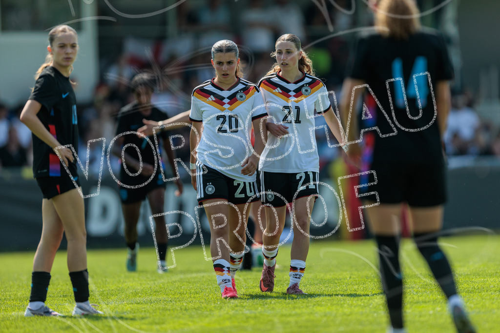 Testspiel U16-Juniorinnen: Deutschland – England | Die Bildergalerie dokumentiert das Länderspiel der deutschen U16-Juniorinnen gegen die Auswahl Englands. Die Fotografien zeigen Spielaktionen, Zweikämpfe, Torchancen, Mannschaftsszenen sowie weitere Impressionen der Begegnung. Die Aufnahmen entstanden im Rahmen des Testspiels beider Nachwuchsnationalmannschaften in der Kümpel + Hellmeister Arena in Hamm am 20. Juni 2026 und halten die sportlichen und emotionalen Momente des Spiels fest. - Realisiert mit Pictrs.com