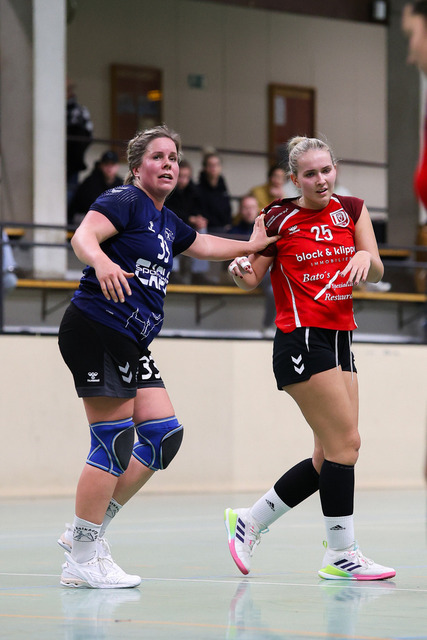 Handball I Damen I Saison 2025-2026 I Verbandsliga Süd I HSG Kalkberg 06 - MTV Dänischenhagen I 14.12.2025.108 | v.l. Marit Burmeister (33, HSG Kalkberg 06), Frida Wohlert (25, MTV Dänischenhagen) - Realisiert mit Pictrs.com