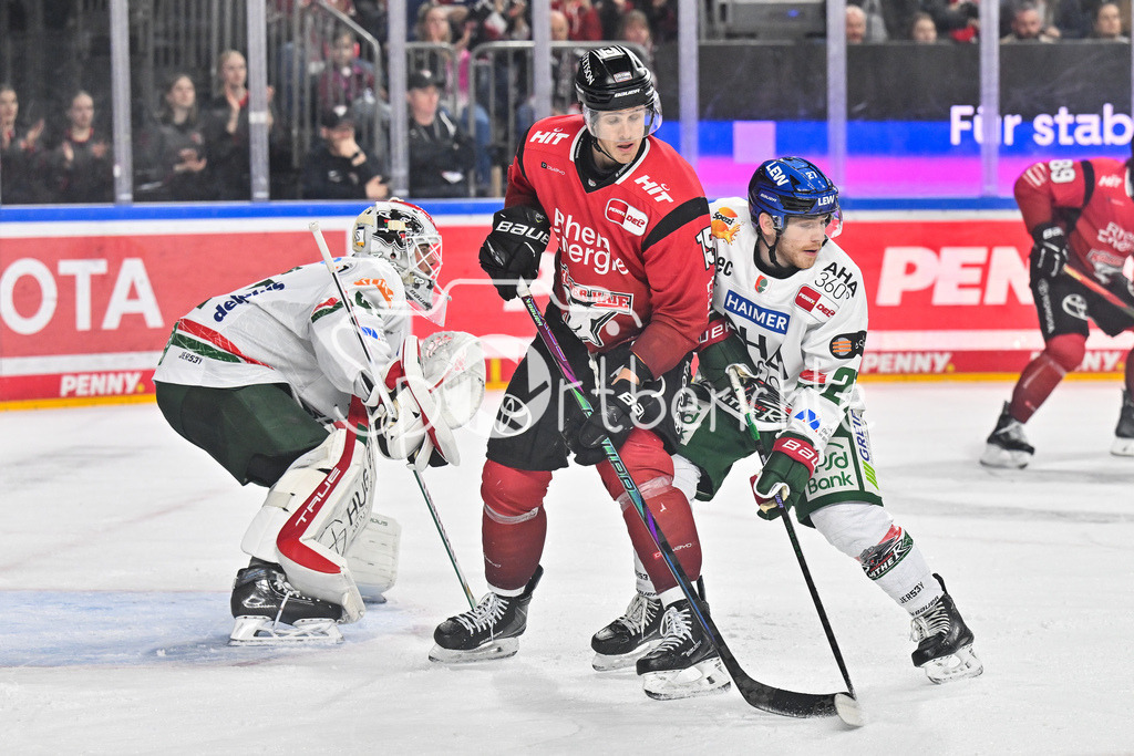 Kölner Haie - Augsburger Panther | KÖLN, DEUTSCHLAND - 04. MÄRZ: im Duell Louis-Marc AUBRY (Kölner Haie 15) und Kyle MAYHEW (Augsburger Panther 27) während dem Match zwischen den Kölner Haien und den Augsburger Panthern am 48. Spieltag der Penny DEL in der Lanxess Arena