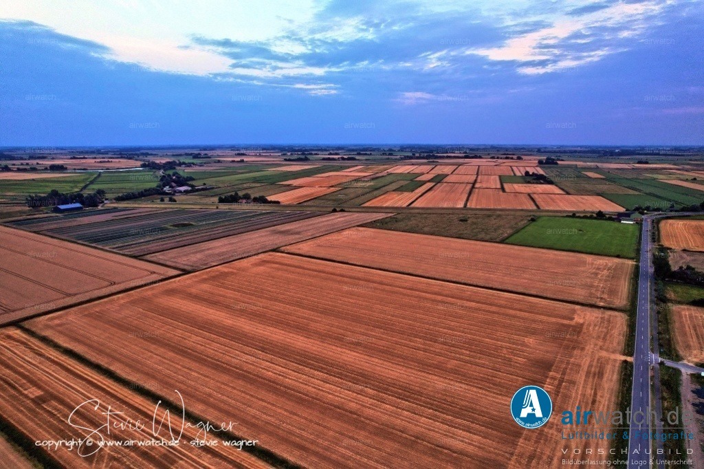 Windpark - Simonsberg | Entdecken Sie atemberaubende Luftbilder und Fotografien auf airwatch.de - Tauchen Sie ein in eine Welt voller faszinierender Aufnahmen aus der Vogelperspektive.