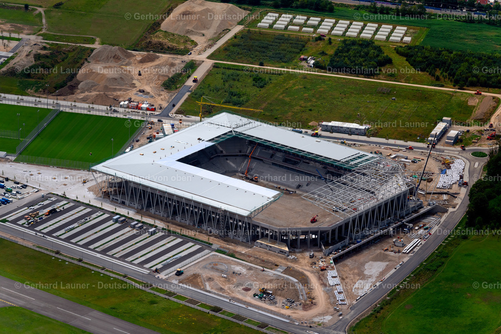 4032944 | FREIBURG IM BREISGAU 30.06.2020 Neubau- Baustelle am Sportstätten-Gelände des Stadion " SC-Stadion " der Stadion Freiburg Objektträger GmbH &amp; Co. KG (SFG) im Ortsteil Brühl in Freiburg im Breisgau im Bundesland Baden-Württemberg, Deutschland. Weiterführende Informationen bei: HPP Architekten GmbH,  Hans Rinninger u. Sohn GmbH u. Co. KG,  Köster GmbH,  Sport-Club Freiburg e.V.,  club L94 landschaftsarchitekten GmbH. // Construction site on the sports ground of the stadium " SC-Stadion " of Stadion Freiburg Objekttraeger GmbH &amp; Co. KG (SFG) in the district Bruehl in Freiburg im Breisgau in the state Baden-Wurttemberg, Germany. Further information at: HPP Architekten GmbH,  Hans Rinninger u. Sohn GmbH u. Co. KG,  Koester GmbH,  Sport-Club Freiburg e.V.,  club L94 landschaftsarchitekten GmbH. Foto: Gerhard Launer