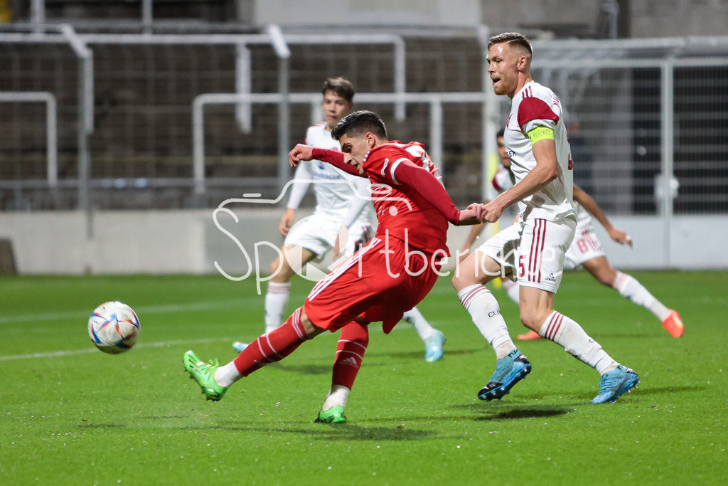 FC Bayern Amateure - 1. FC Nuernberg II | Grant-Leon Ranos (FCB #22) bei einem Schuss aufs Tor