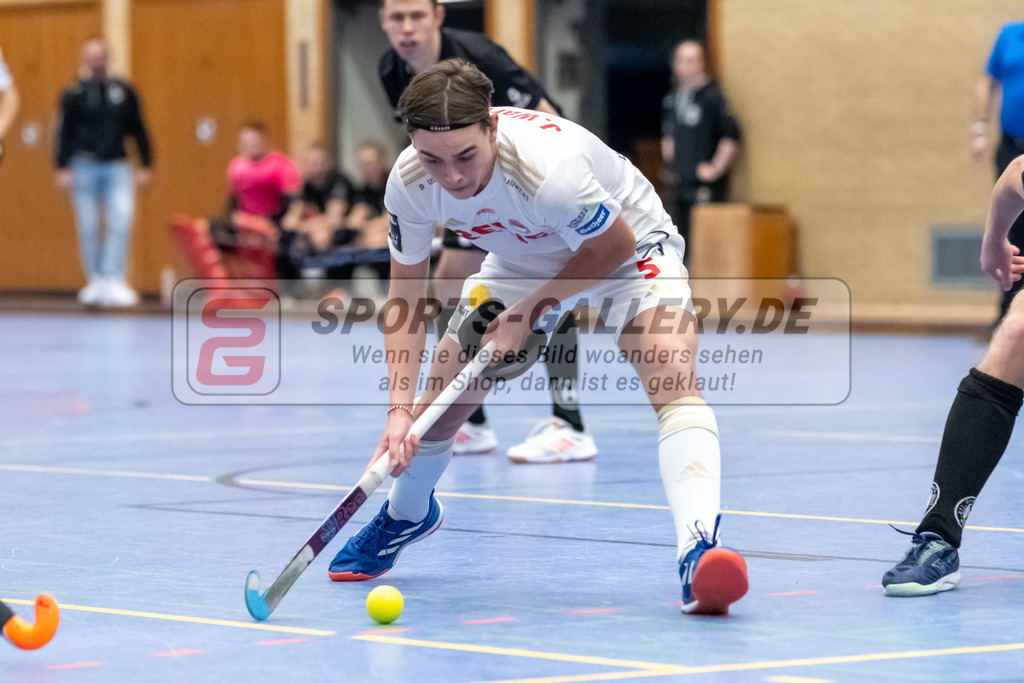 SFE_20240106_0087 | Neuss, Deutschland, 06.01.2024: Justus Warweg (Rot-Weiss Köln) in Aktion waehrend des Spiels der Halle 1. Bundesliga Herren zwischen SW Neuss vs Rot-Weiss Köln im Stadionhalle (SW Neuss) am 06.01.2024 in Neuss, Deutschland. (Foto von Stephan Fehrmann)

Neuss, Germany, 06.01.2024: Justus Warweg (Rot-Weiss Köln) in action during the game of Halle 1. Bundesliga Herren between SW Neuss vs Rot-Weiss Köln in Stadionhalle (SW Neuss) at 06.01.2024 in Neuss, Deutschland. (Foto von Stephan Fehrmann)