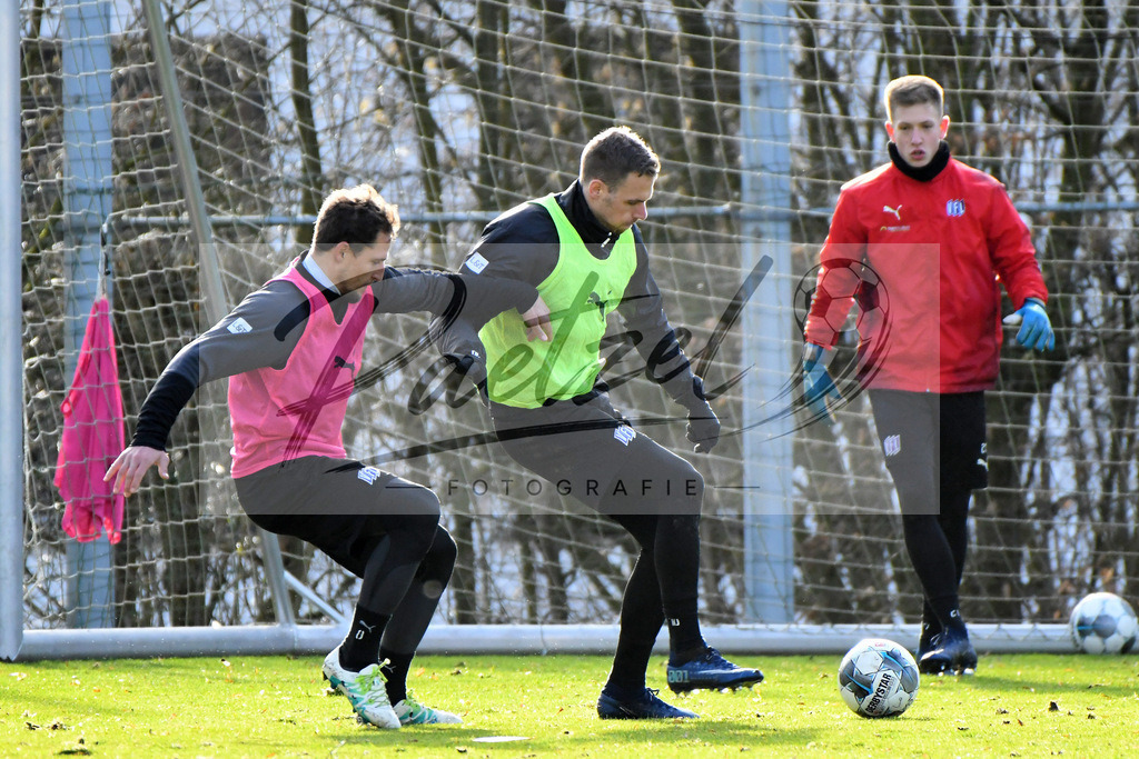 20200215_TRAOSN_0034 | Fussball, Herren: Ulrich Taffertshofer (VfL Osnabrueck) und Maurice Trapp (VfL Osnabrueck) im Zweikampf waehrend der Trainingseinheit des VfL Osnabrueck im Sportpark Illoshoehe am 15.02.2020 in Osnabrueck, Deutschland. - Realisiert mit Pictrs.com