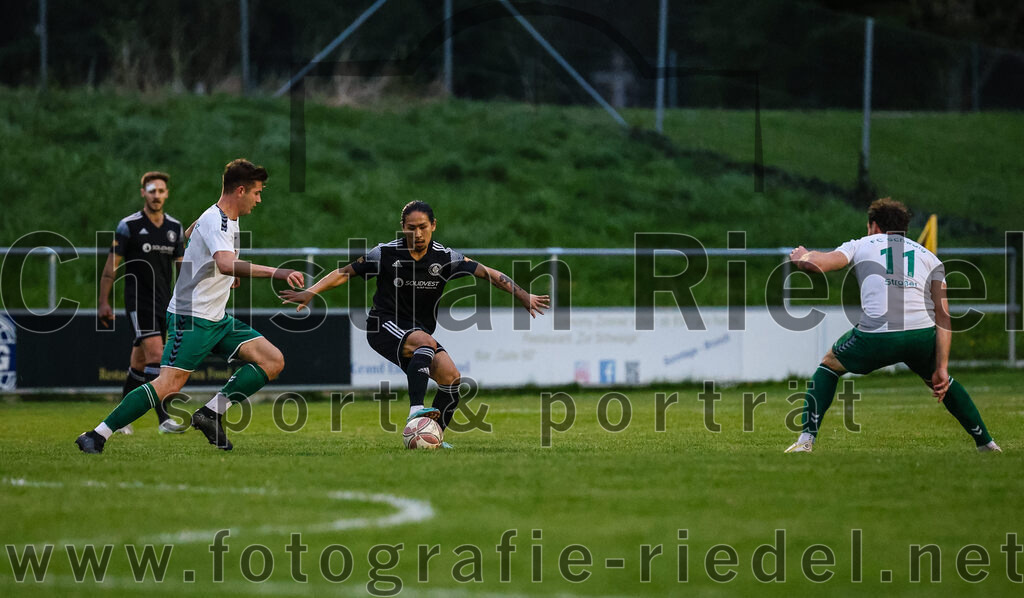 2024-04-05_037_FC_Schwaig_gegen_SV_Pullach | Oberding, Deutschland, 05.04.2024:
Fußball, Landesliga Südost 2023 / 2024, 28. Spieltag, FC Schwaig gegen SV Pullach, Endergebnis: 2:0

Raffael Ascher (FC Schwaig, #9), Keita Kawai (SV Pullach, #17), Markus Straßer (FC Schwaig, #11)

Foto: Christian Riedel / fotografie-riedel.net
