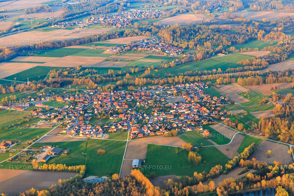 Vue aérienne: Vue de la ville depuis le nord-est à Forstfeld dans le département Bas Rhin, France.Photo: IMG_126521.jpg prise le 25/04/2021 par Werner Riehm/FLY-FOTO.euRésolution de l'original: 4863 x 3242 px