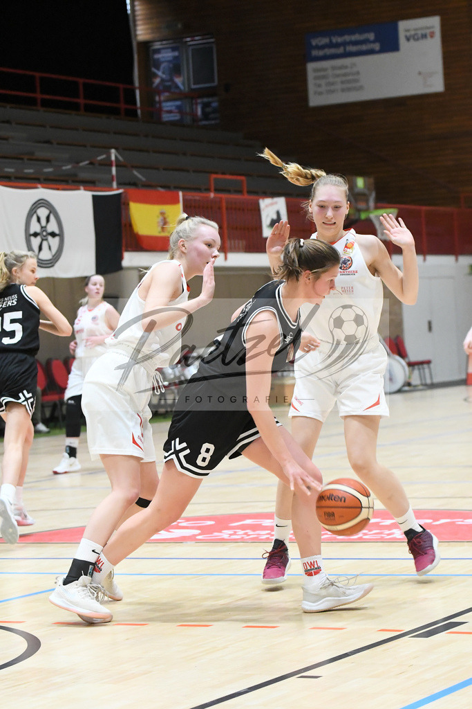 20200126_OSCTGN_0011 | Basketball, Juniorinnen: Jana Schnelle (TG Neuss Junior Tigers) in Aktion, am Ball, Einzelaktion beim Spiel der WNBL zwischen OSC Junior Panthers vs. TG Neuss Junior Tigers am 26.01.2020 im Panthers Dome in Osnabrück, Deutschland.(Foto von Nico Paetzel) - Realisiert mit Pictrs.com