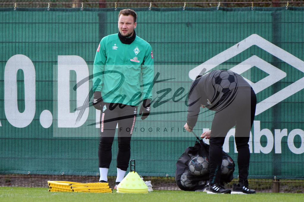 20200212_TRASVW_0002 | Fussball, Herren: Philipp Bargfrede (Werder Bremen) schaut waehrend der Trainingseinheit des SV Werder Bremen auf dem wohninvest Weserstadion Trainingsplatz am 12.02.2020 in Bremen, Deutschland. - Realisiert mit Pictrs.com