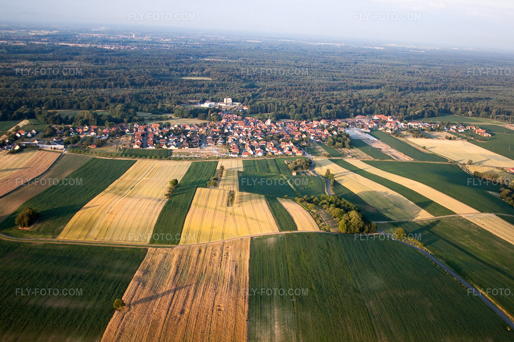 Aerial view: View of the town in Niederrœdern in the state Bas-Rhin, France.Photo: IMG_67982.jpg taken on 06/19/2014 by Werner Riehm/FLY-FOTO.comResolution of the original: 4752 x 3168 px