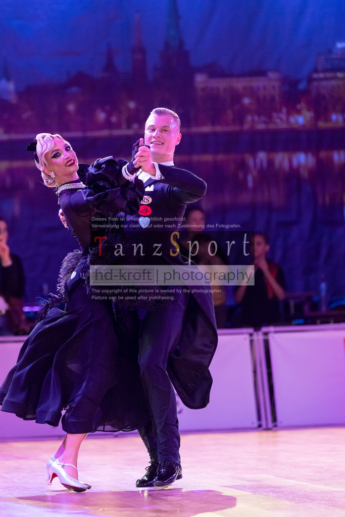 20241215_WDSF_Int_Open_Std-Riga-9925 | Tanzsportbilder, Standardtanz, Lateintanz, WDSF, DTV, LTVB, dancecomp, goc, hessen tanzt, blaues band der spree, walzer, tango, wiener walzer, slowfox, quickstepp, samba, rumba, cha-cha-cha, paso doble. jive, hd-kroft photography, turniertanzsport