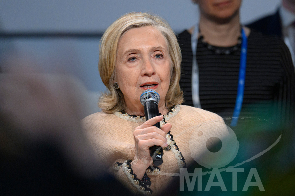 _DWA0270 | Die US-Politikerin Hillary Clinton auf der Veranstaltung Girls Just Want to Have Fundamental Rights: Fighting the Global Pushback im Rahmen der Münchner Sicherheitskonferenz 2026. München, 14.02.2026 Bayern Deutschland - Realisiert mit Pictrs.com