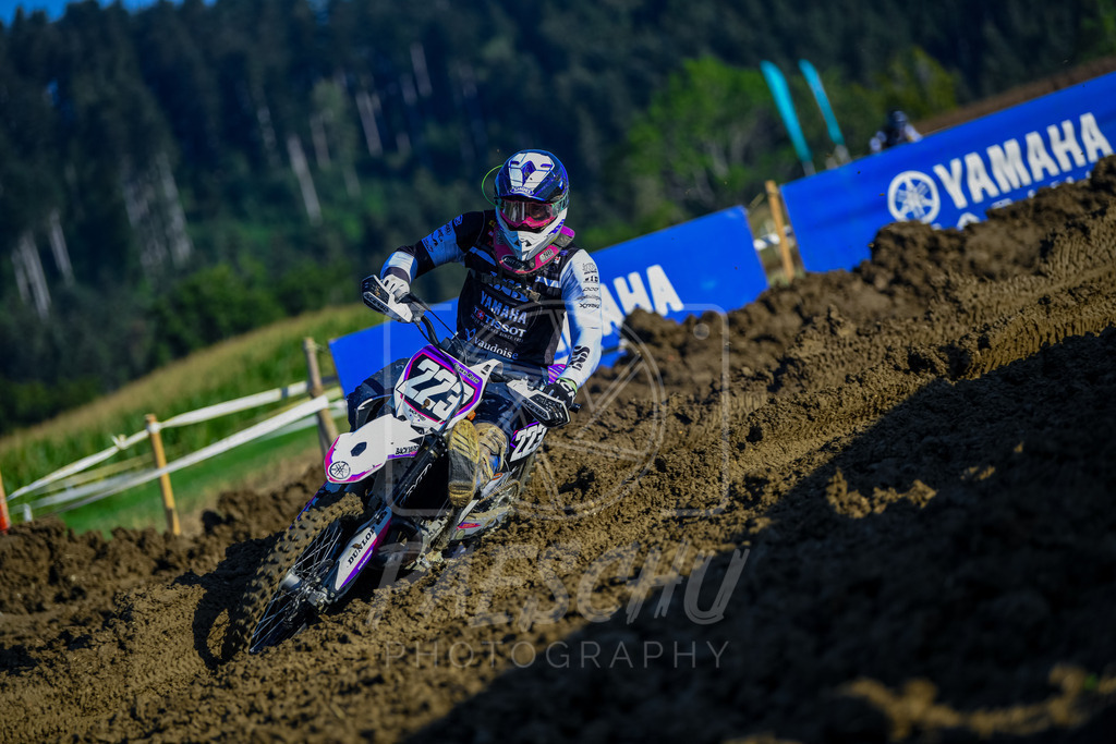 Yami (16) | Paeschuphoto Shop - Wer nicht sucht der auch nicht findet.Ob Motocrossbilder oder von einem besuchtem Spiel, Hauptsache Action. - Realisiert mit Pictrs.com
