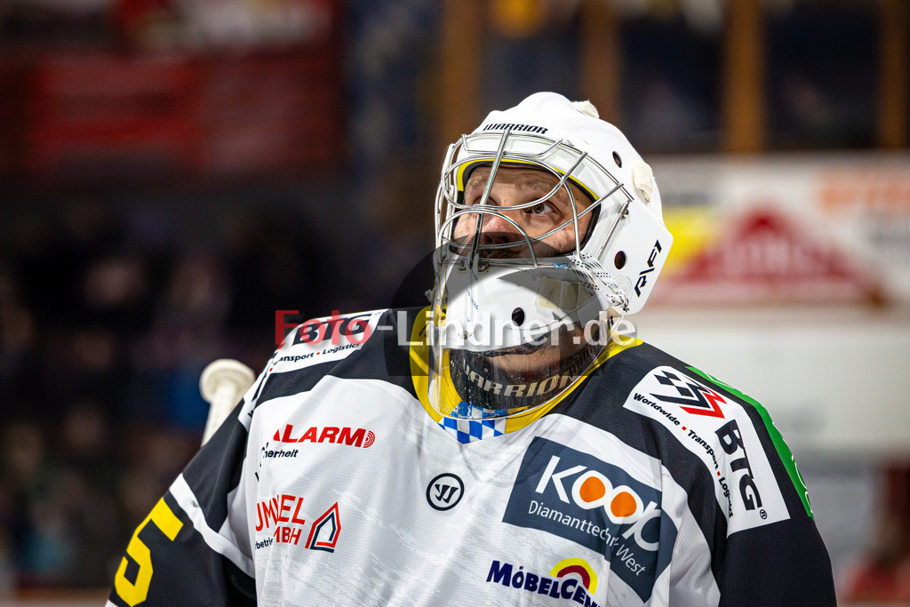 Peißenberg MINERS gegen EA Schongau MAMMUTS | Eishockey Bayernliga 2025/26 Vorrunde 20. Spieltag, Peißenberg MINERS gegen EA Schongau MAMMUTS, 20251221,Daniel BLANKENBURG (EA Schongau MAMMUTS Torwart 25) Portrait, Freisteller,2025-12-21 in Peißenberg (flatbuy Arena Peißenberg), Daniel BLANKENBURG (EA Schongau MAMMUTS Torwart 25)Copyright: WolfgangxLindner www.foto-lindner.de