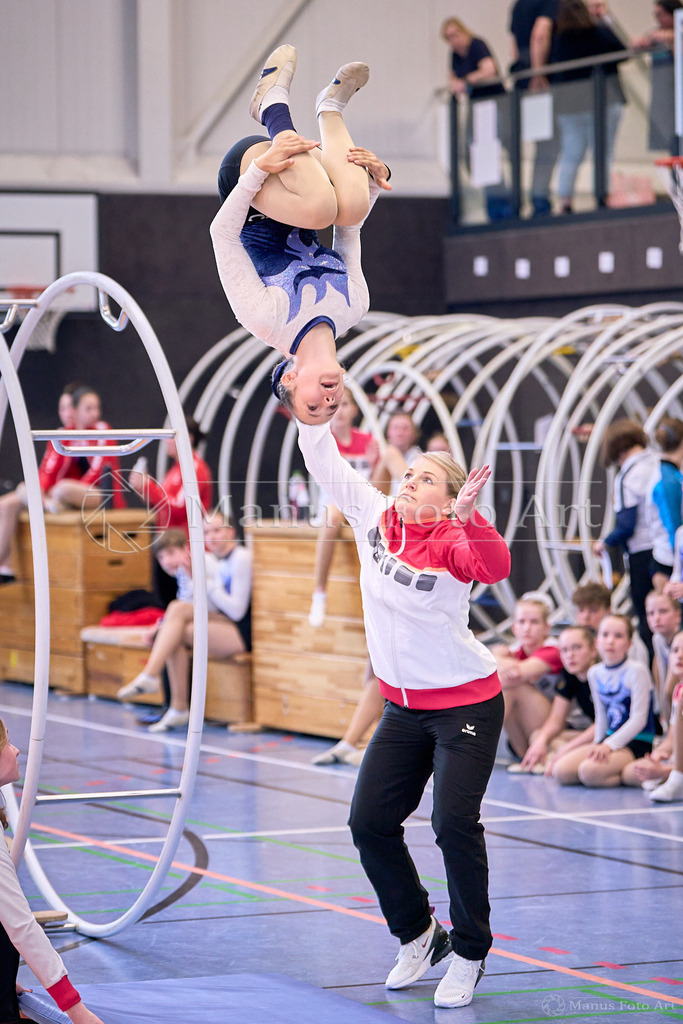 C-DSC01998 | Professionelle Sportfotografie in Hamburg, Schleswig-Holstein und Niedersachsen – spezialisiert auf Rhönrad, Geräteturnen, Leistungsturnen und rhythmische Sportgymnastik. Bundesweite Begleitung von Rhönrad-Events. Jetzt Sport-Fotos - Realisiert mit Pictrs.com